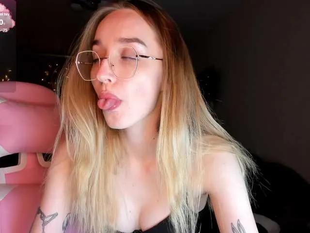 Freechat Polikinesis on BongaCams