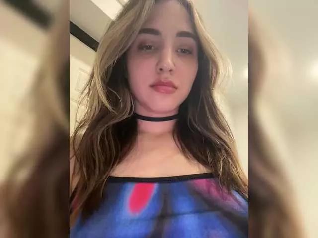 Offline YoloLove on BongaCams