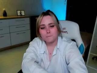 Freechat emluna on CamSoda