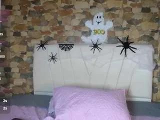 CamSoda marinafox is Freechat marinafox — Who's ready to warm me up with some kisses?