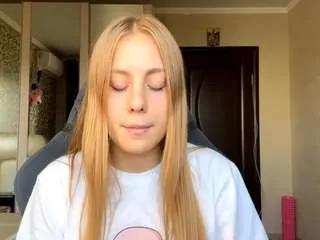 Offline mayrahux on CamSoda