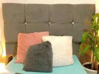 Freechat mia-makleynn on CamSoda