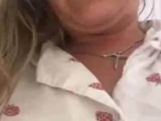 Offline prettylonelygirl on CamSoda