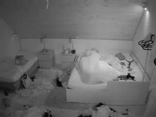 Freechat voyeurcam-julmodels-whitebed-2 on CamSoda