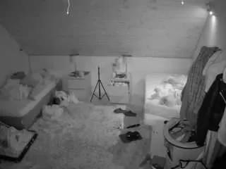 Freechat voyeurcam-julmodels-whitebed-2 on CamSoda