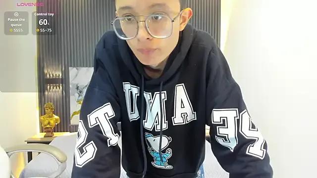 Freechat SantiagoRusso18 on StripChat